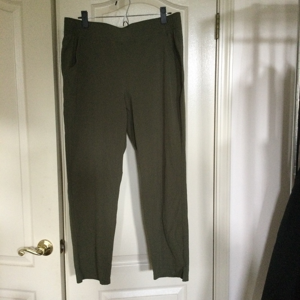 Eddie Bauer lightweight olive green pants, excellent condition  size L